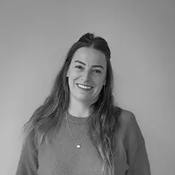 Maud Mullenders maakt deel uit van het team van praktijk M-Core, een multidisciplinair zorgteam dat gespecialiseerd is in kinesitherapie, osteopathie, causopractie, podologie en NEI-therapie.